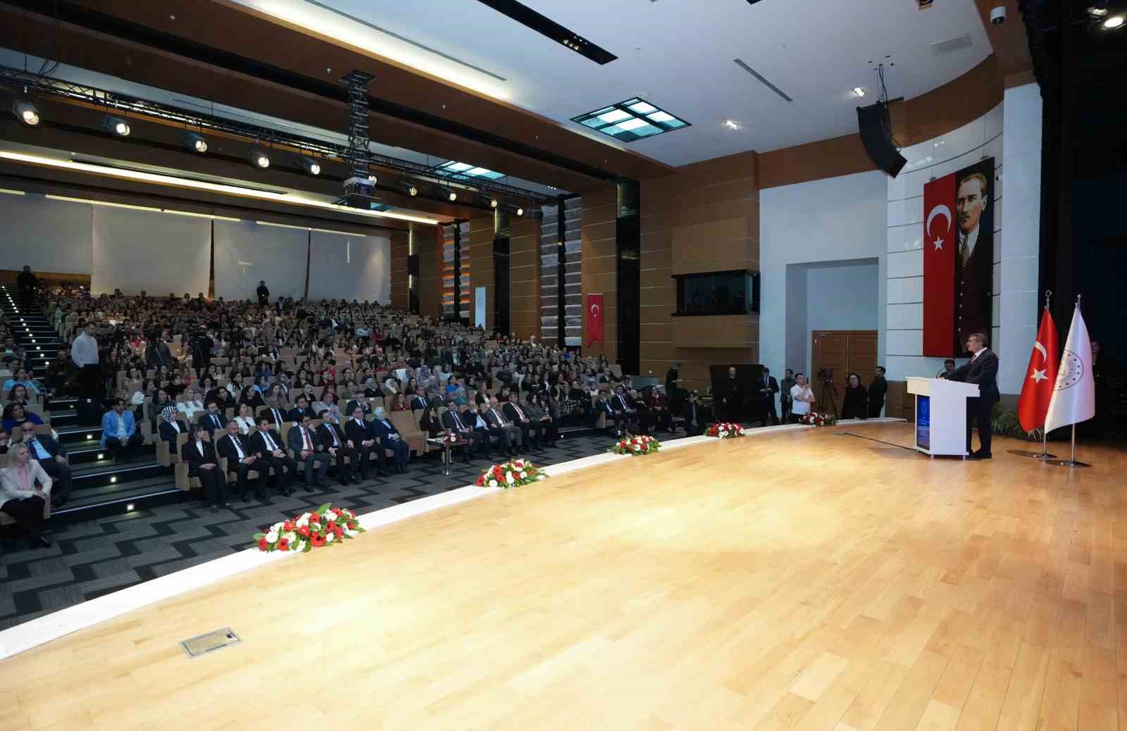 Bakan Tekin: "Bizim eğitim felsefemizde hiçbir öğrencimizi sistemin dışında, ilginin uzağında bırakmak yok"
