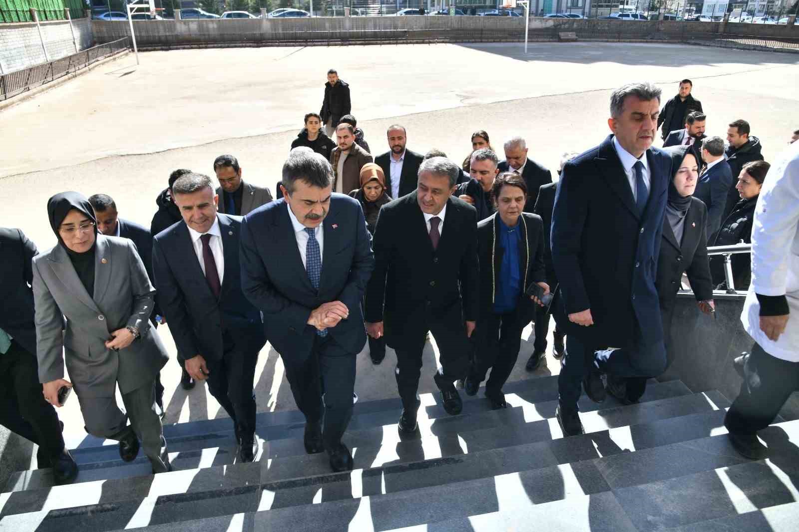 Bakan Tekin: "Depremden etkilenen 11 ilimizin tamamında devam eden yatırımlarımızla yüzde 15 daha fazla dersliğimiz olacak"
