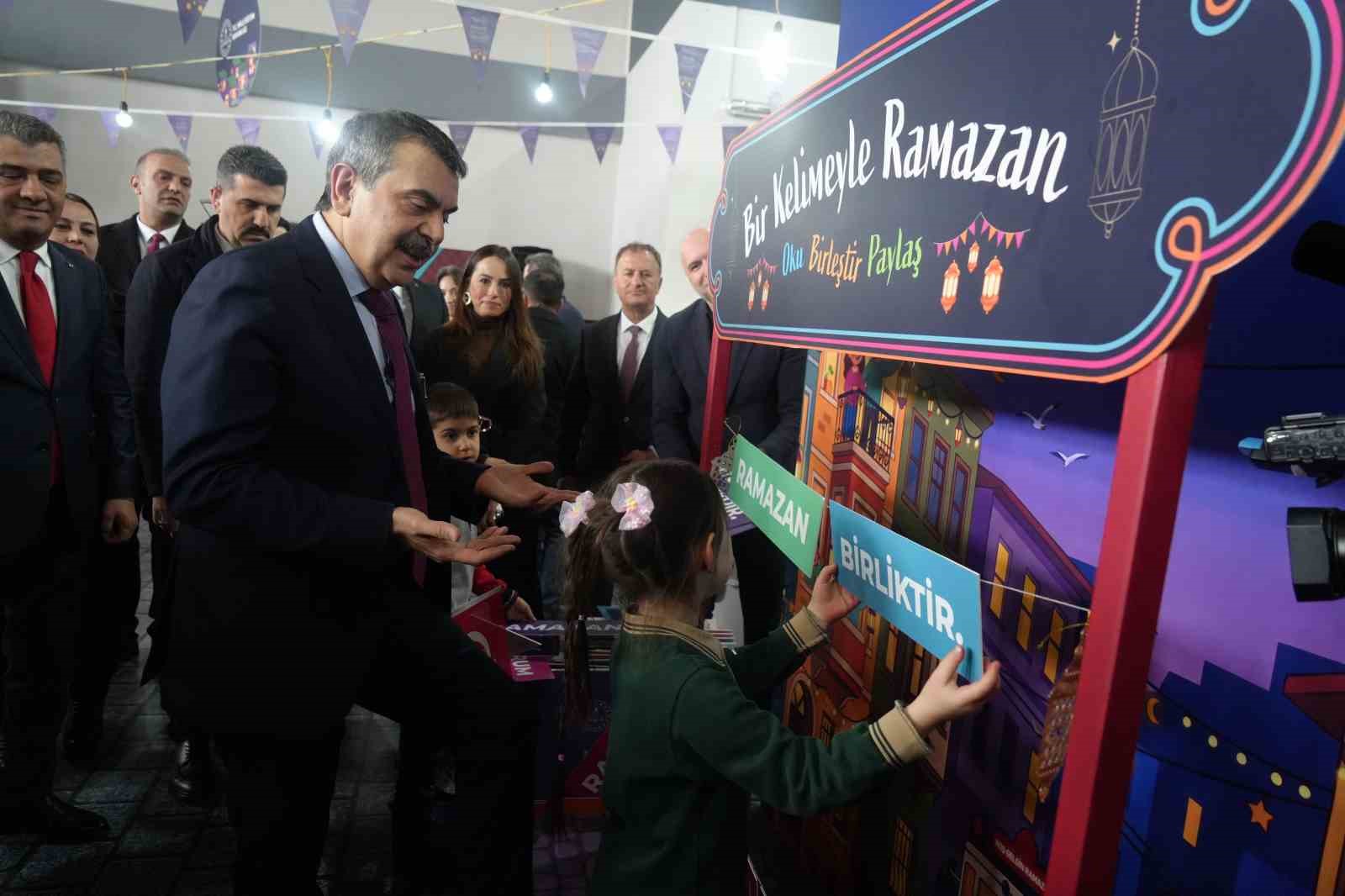 Bakan Tekin, Erzurum’da çocuklarla Ramazan Şenliği’nde buluştu
Bakan Tekin, Erzurum’da çocuklarla Ramazan Şenliği’nde buluştu