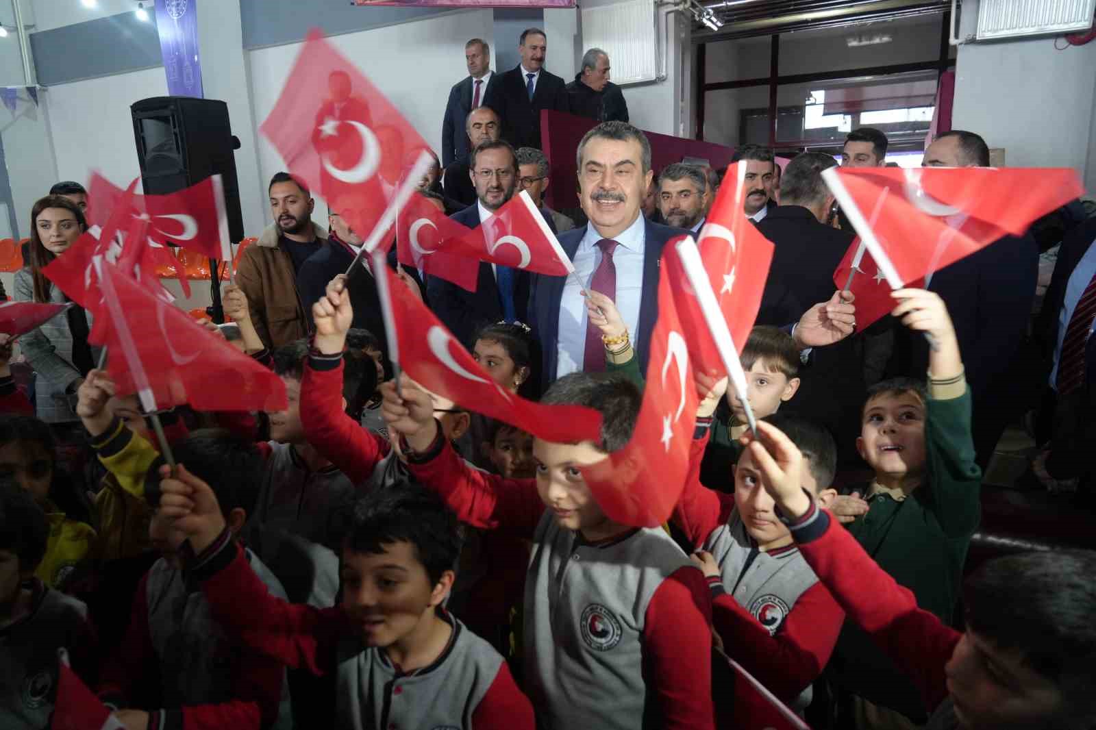 Bakan Tekin, Erzurum’da çocuklarla Ramazan Şenliği’nde buluştu
Bakan Tekin, Erzurum’da çocuklarla Ramazan Şenliği’nde buluştu