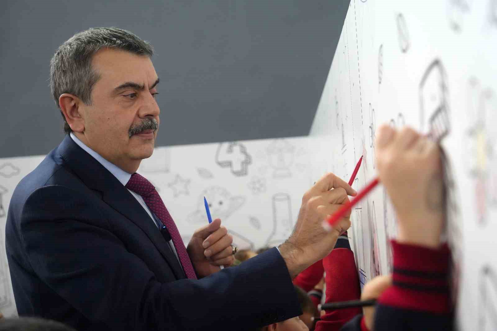 Bakan Tekin, Erzurum’da çocuklarla Ramazan Şenliği’nde buluştu
Bakan Tekin, Erzurum’da çocuklarla Ramazan Şenliği’nde buluştu