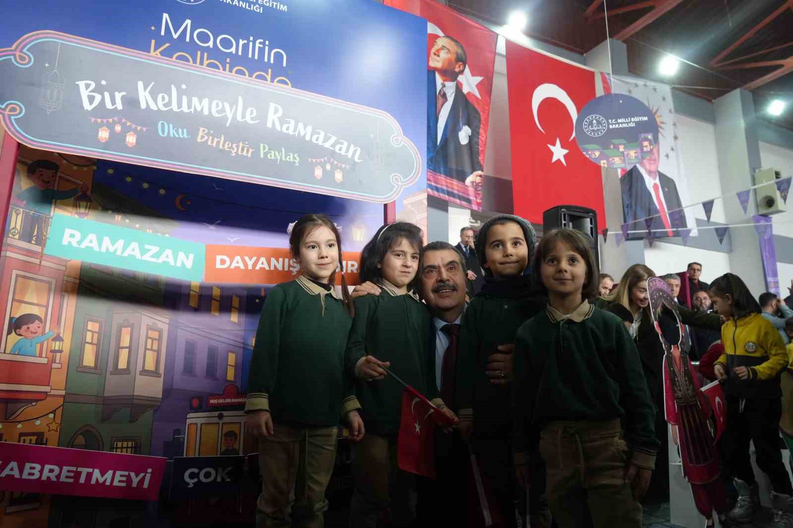 Bakan Tekin, Erzurum’da çocuklarla Ramazan Şenliği’nde buluştu
Bakan Tekin, Erzurum’da çocuklarla Ramazan Şenliği’nde buluştu