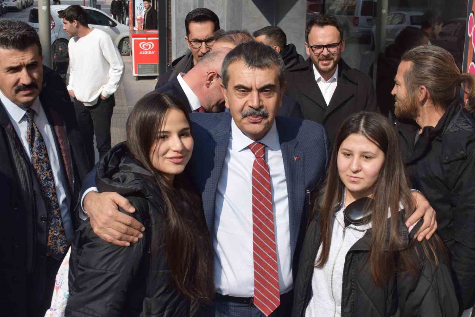 Bakan Tekin: "Fatma öğretmenin adı görev yaptığı okula verildi"
