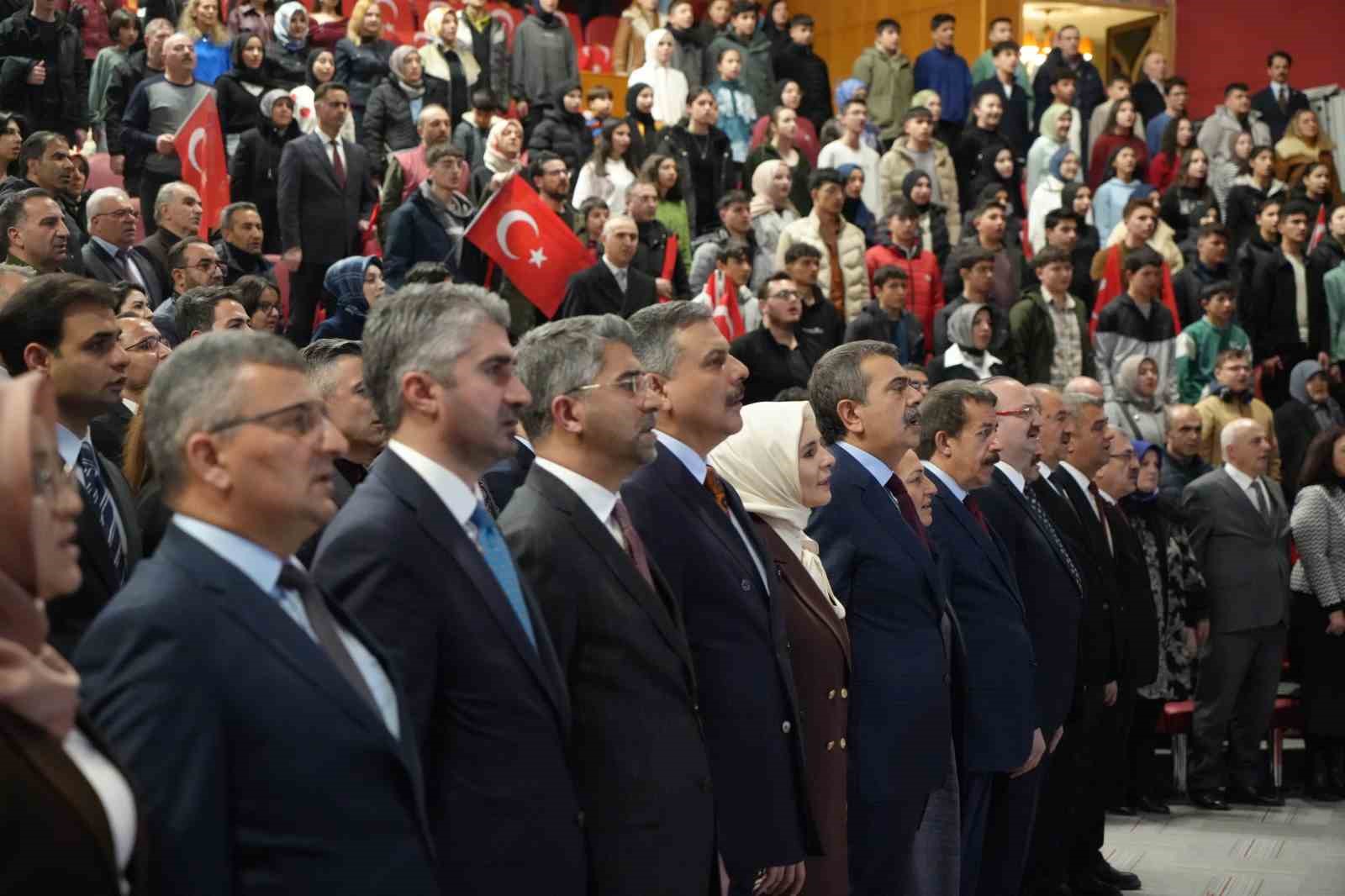 Bakan Tekin: "Geçmişine bağlı, gelecekten ümitli gençler yetiştirmek istiyoruz"
