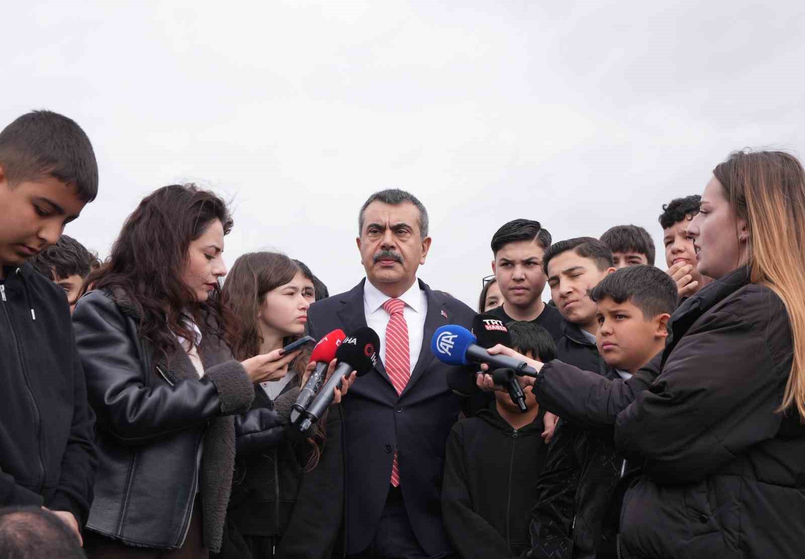 Bakan Tekin: "İçişleri Bakanlığımız, bütün okullarımızda çocuklarımızın güvenli bir biçimde eğitimlerine devam etmesi için çalışmalarını devam ettiriyor"
