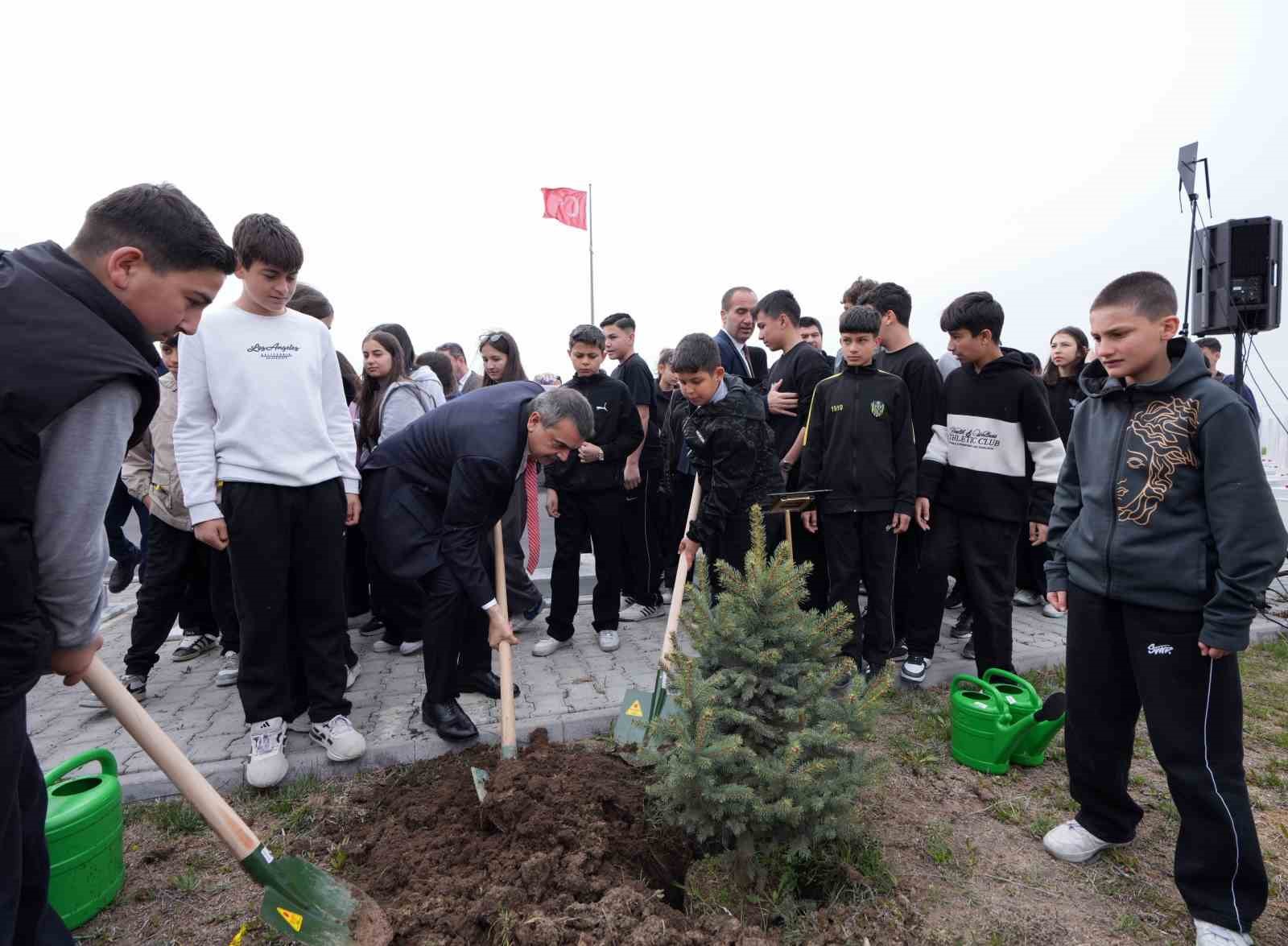 Bakan Tekin: "İçişleri Bakanlığımız, bütün okullarımızda çocuklarımızın güvenli bir biçimde eğitimlerine devam etmesi için çalışmalarını devam ettiriyor"
