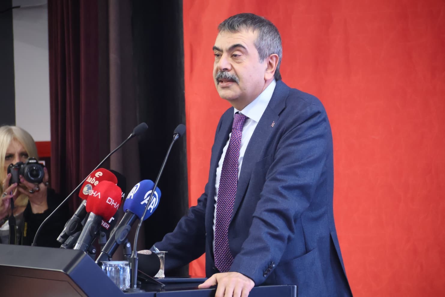 Bakan Tekin: "İstanbul’da asrın hırsızlığı var. Bunu saklamak için  karnelerden Atatürk’ün fotoğrafının kaldırdığı yalanına sarılıyorlar"

