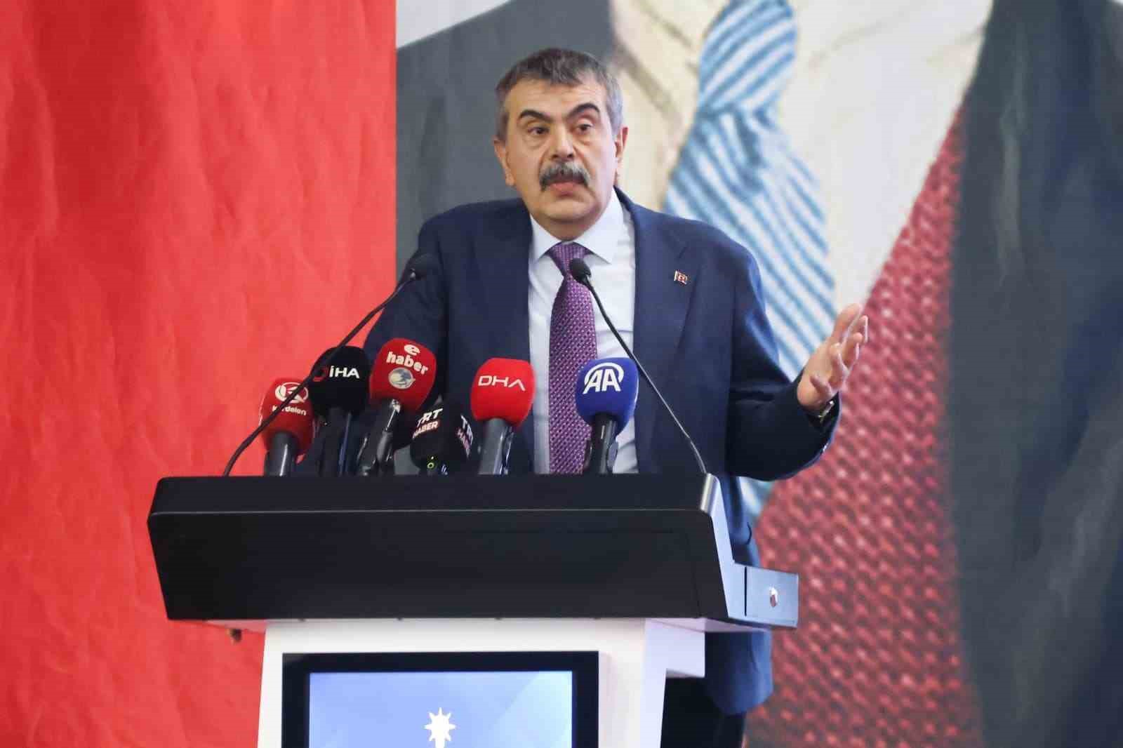 Bakan Tekin: "İstanbul’da asrın hırsızlığı var. Bunu saklamak için  karnelerden Atatürk’ün fotoğrafının kaldırdığı yalanına sarılıyorlar"
