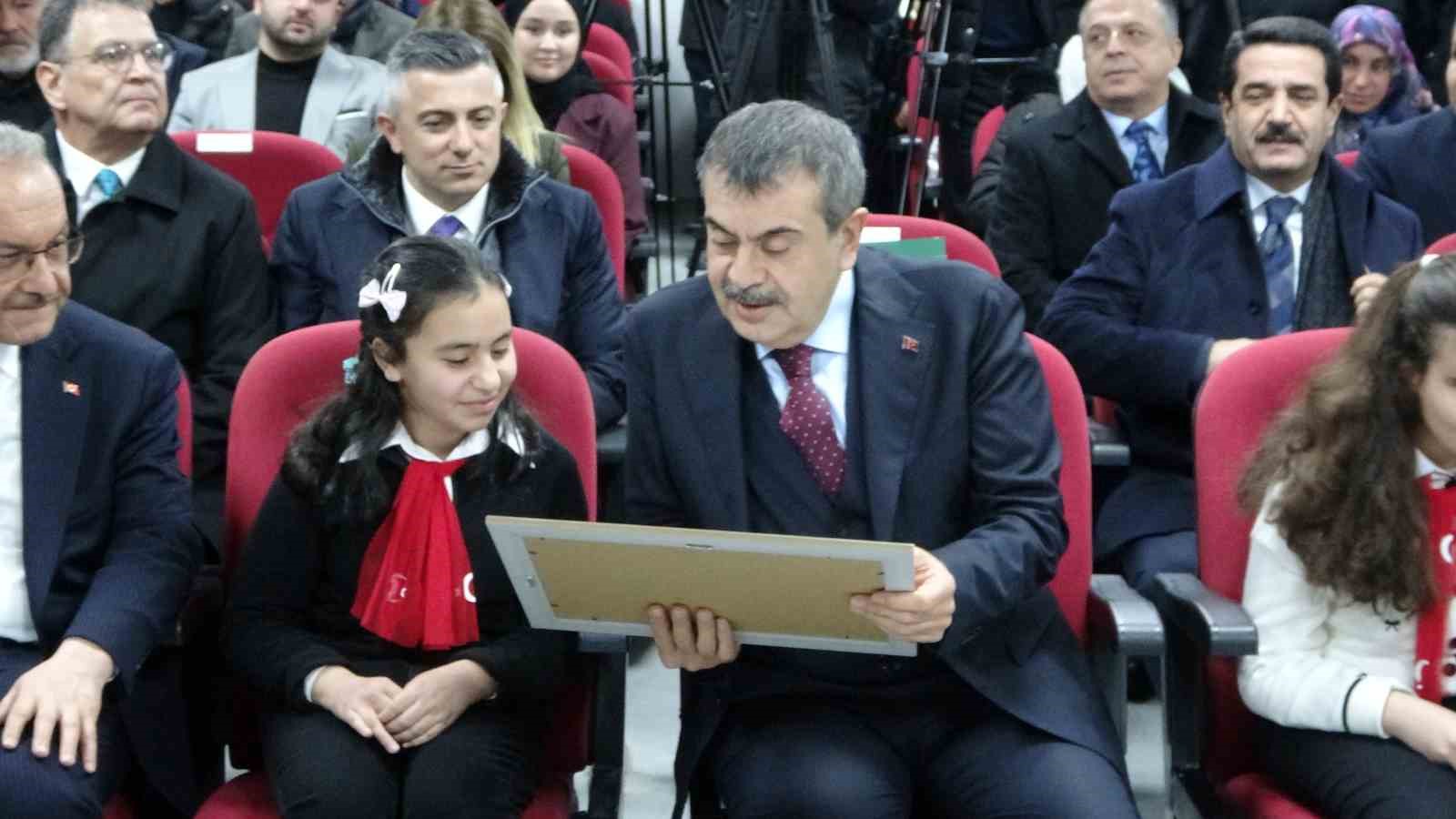 Bakan Tekin Malatya’da görme engelli öğrencilerle bir araya geldi
