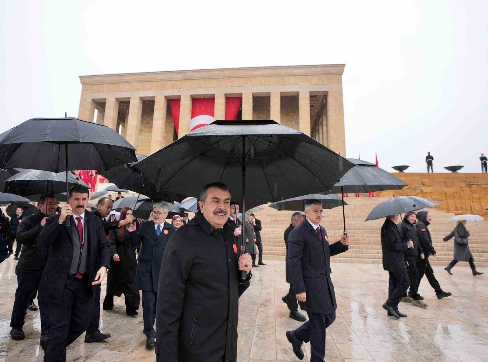 Bakan Tekin, öğrencilerle Anıtkabir’i ziyaret etti

