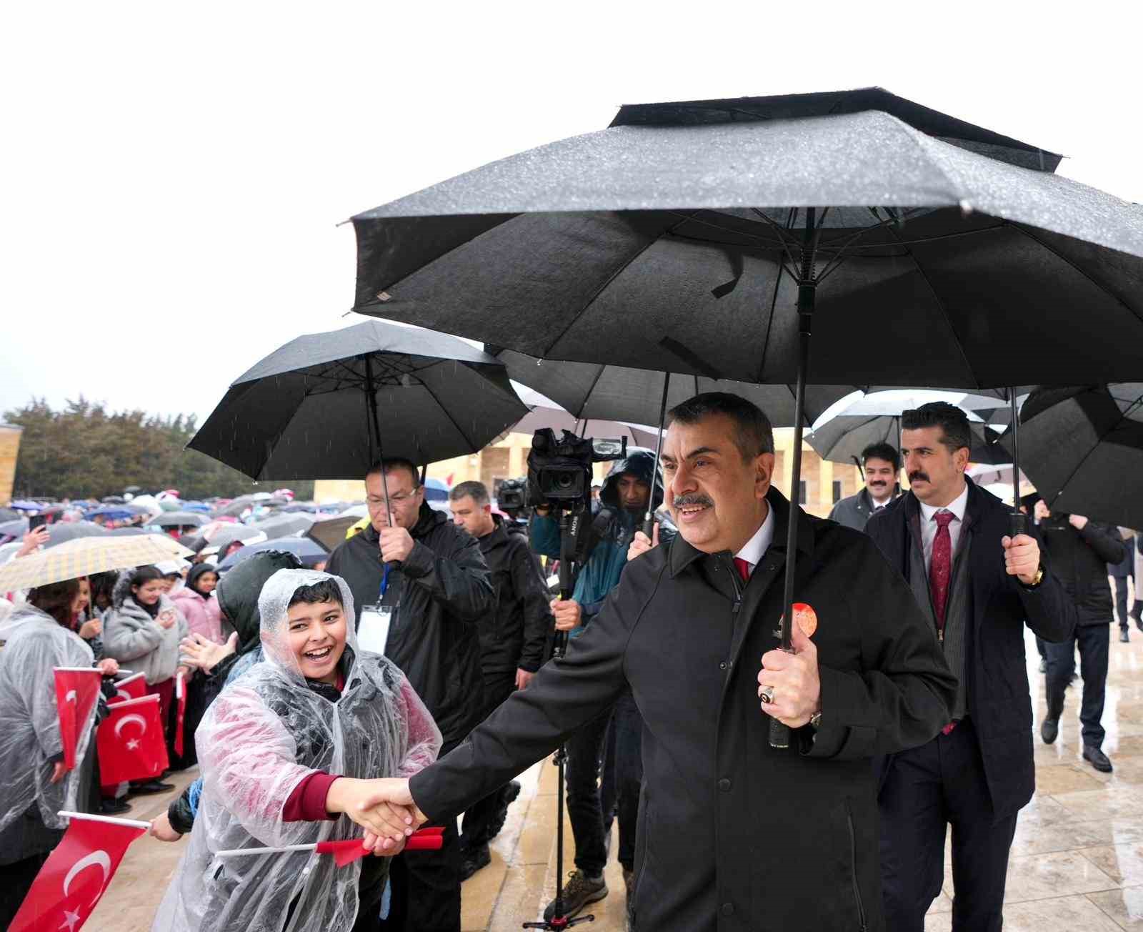 Bakan Tekin, öğrencilerle Anıtkabir’i ziyaret etti
