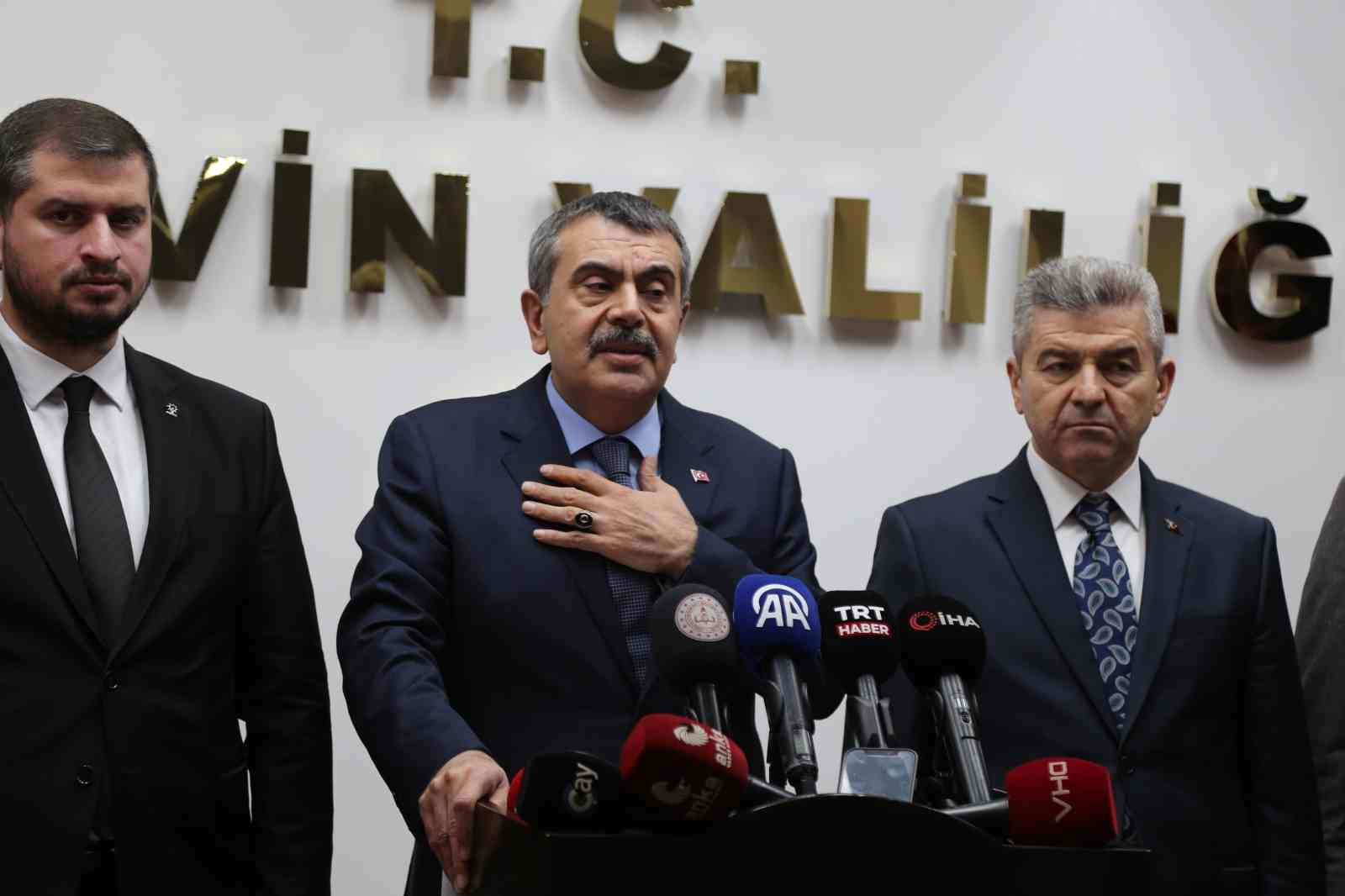 Bakan Tekin: "Özgür Özel kadar midesi geniş değilim"
