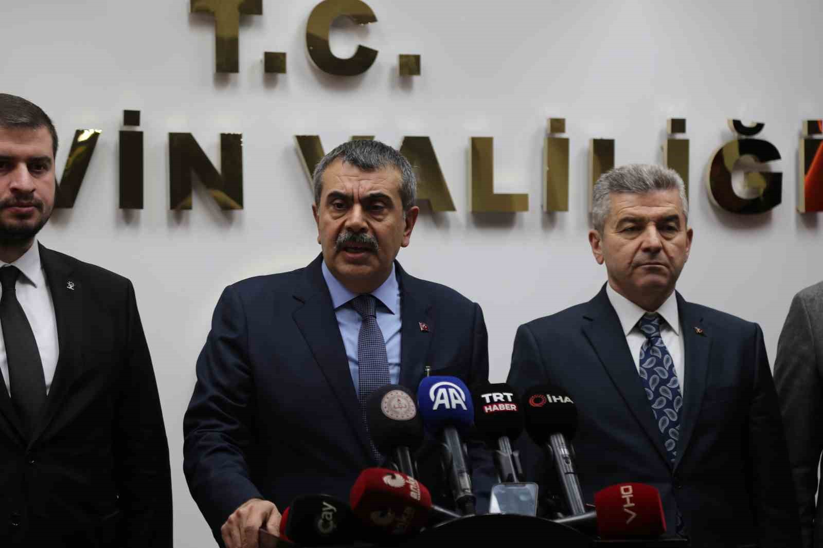 Bakan Tekin: "Özgür Özel kadar midesi geniş değilim"
