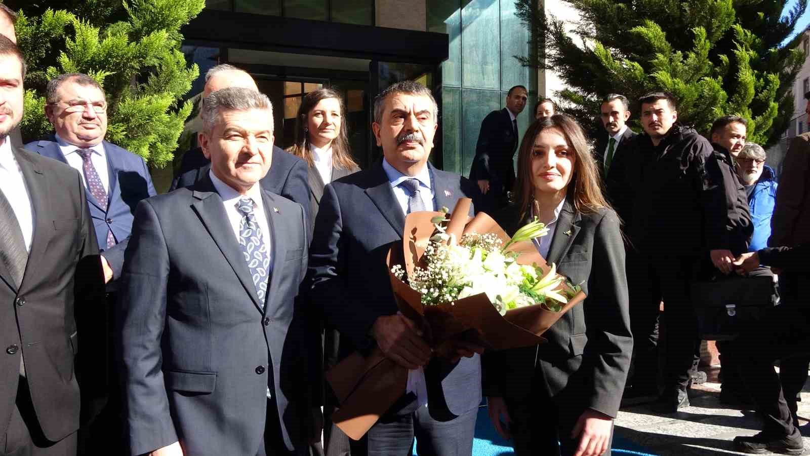 Bakan Tekin: "Özgür Özel kadar midesi geniş değilim"
