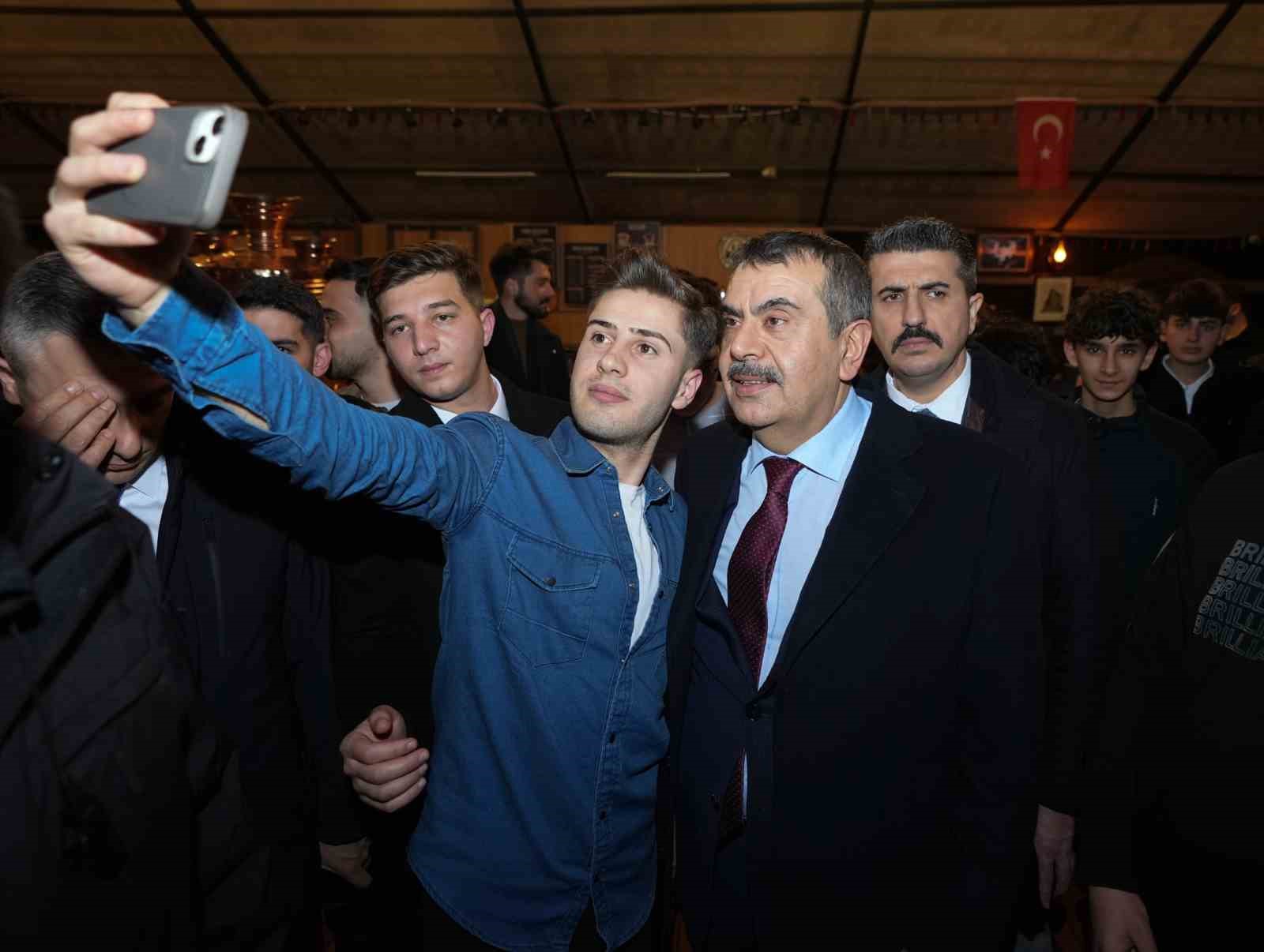 Bakan Tekin Ramazan çadırında gençlerle buluştu
