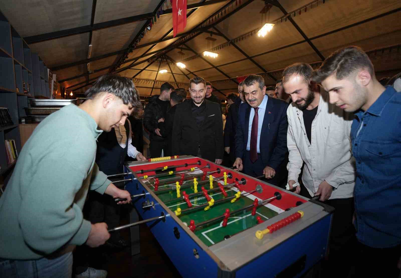 Bakan Tekin Ramazan çadırında gençlerle buluştu
