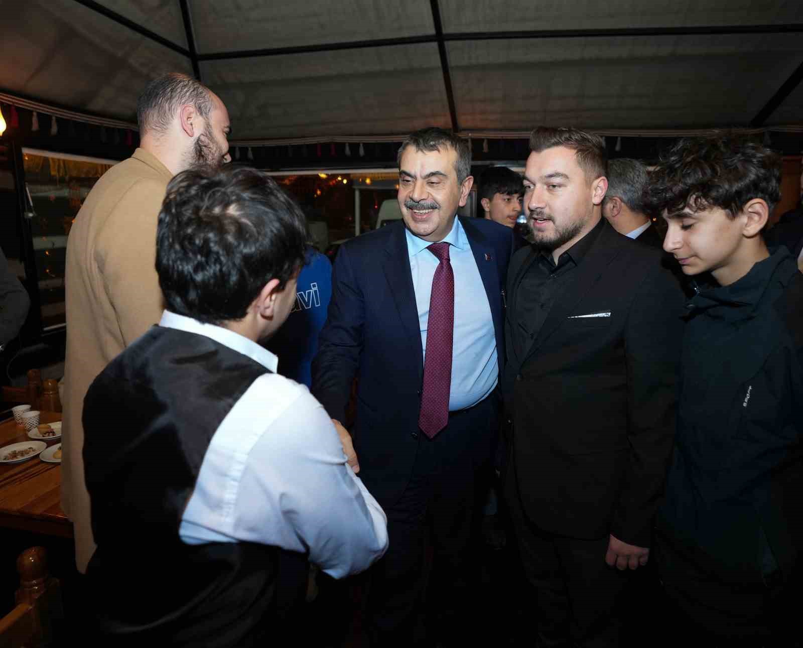 Bakan Tekin Ramazan çadırında gençlerle buluştu
