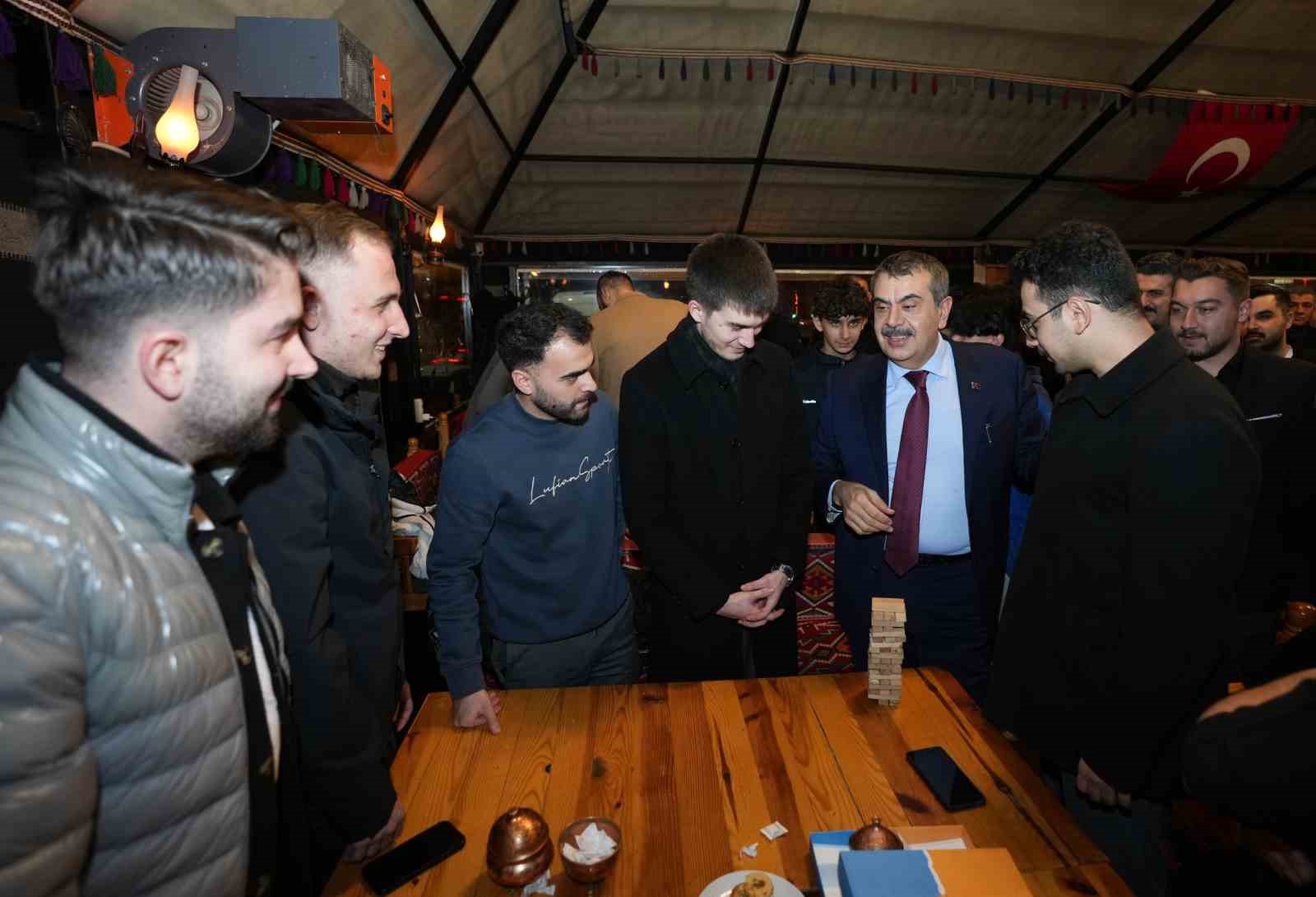 Bakan Tekin Ramazan çadırında gençlerle buluştu
