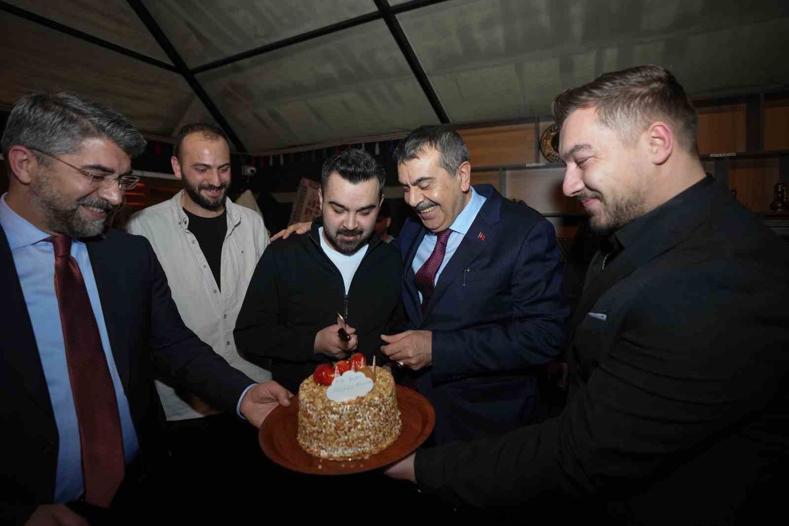 Bakan Tekin Ramazan çadırında gençlerle buluştu
