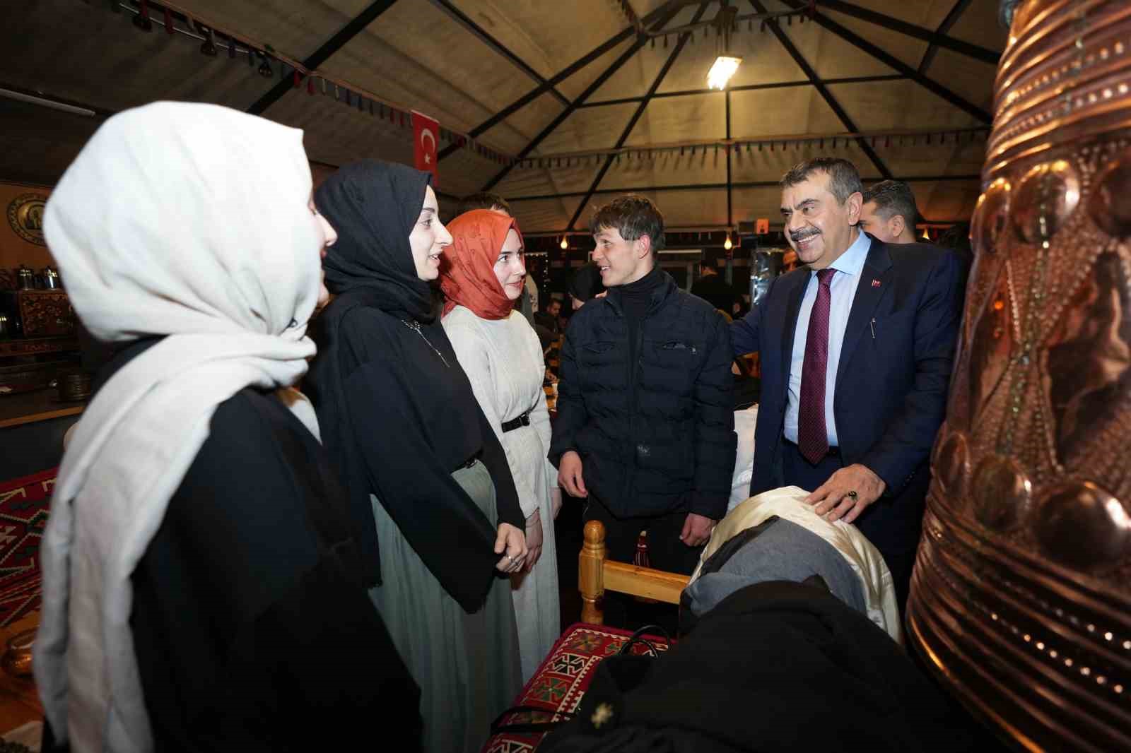 Bakan Tekin Ramazan çadırında gençlerle buluştu
