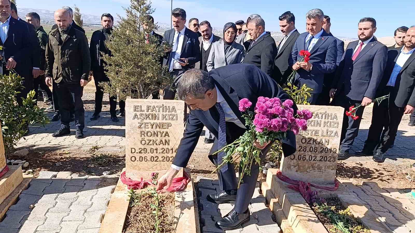 Bakan Tekin Şanlıurfa’da deprem şehitliğini ziyaret etti
