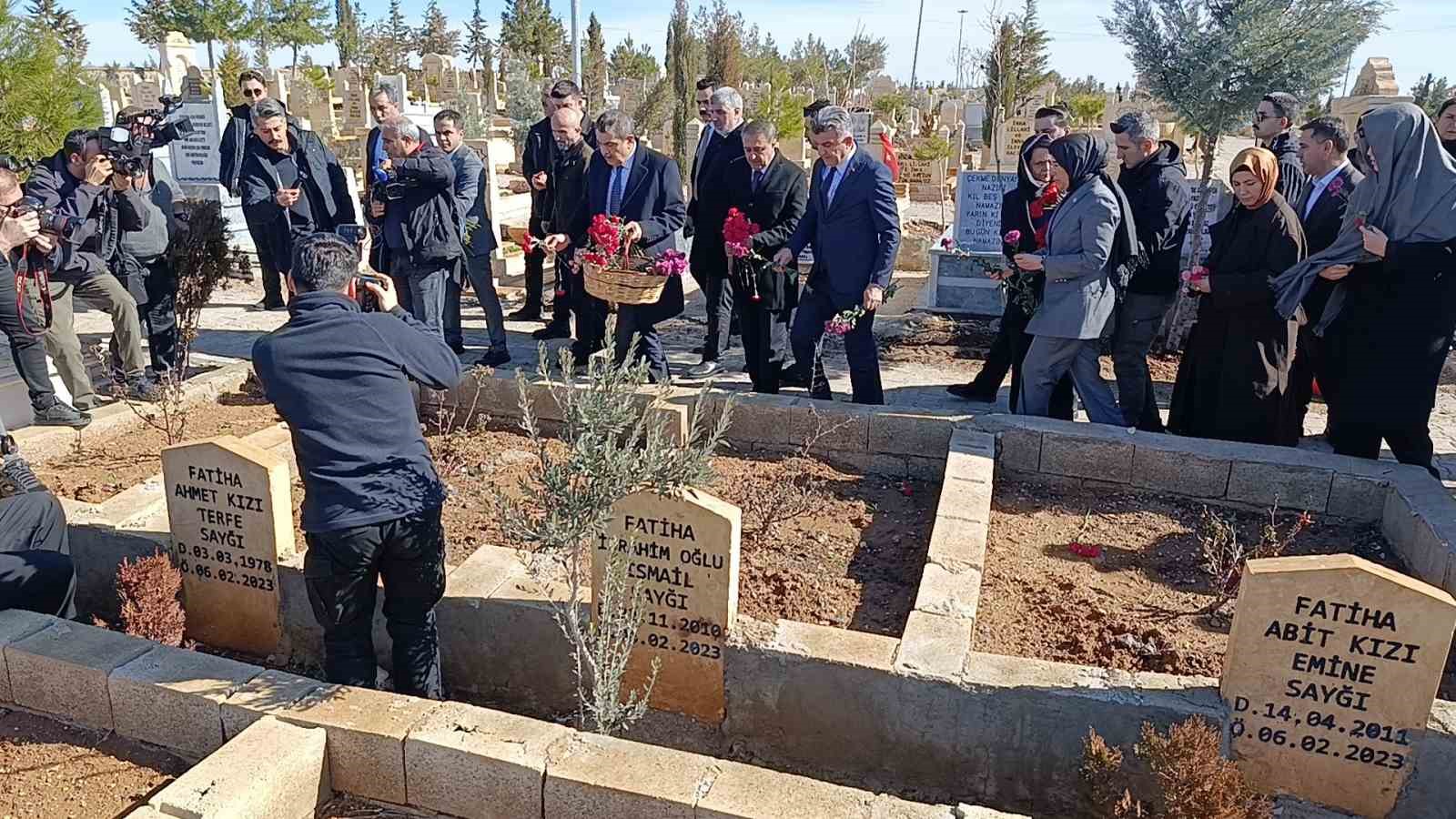 Bakan Tekin Şanlıurfa’da deprem şehitliğini ziyaret etti
