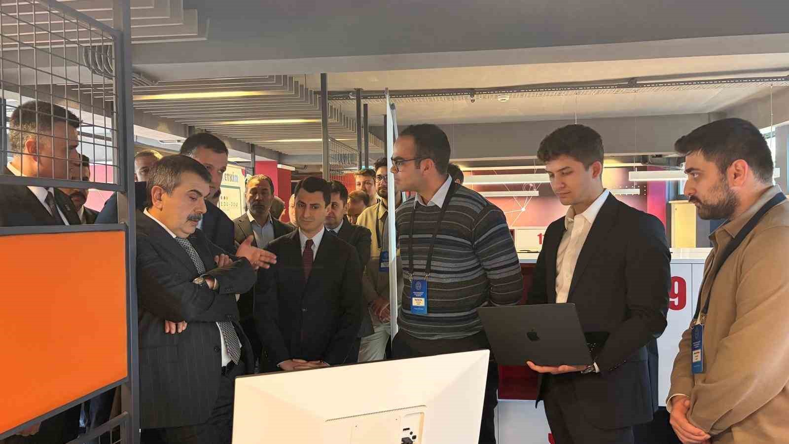 Bakan Tekin: "Teknolojiye dair her adımı geniş yelpazeyle tartmak durumundayız"
