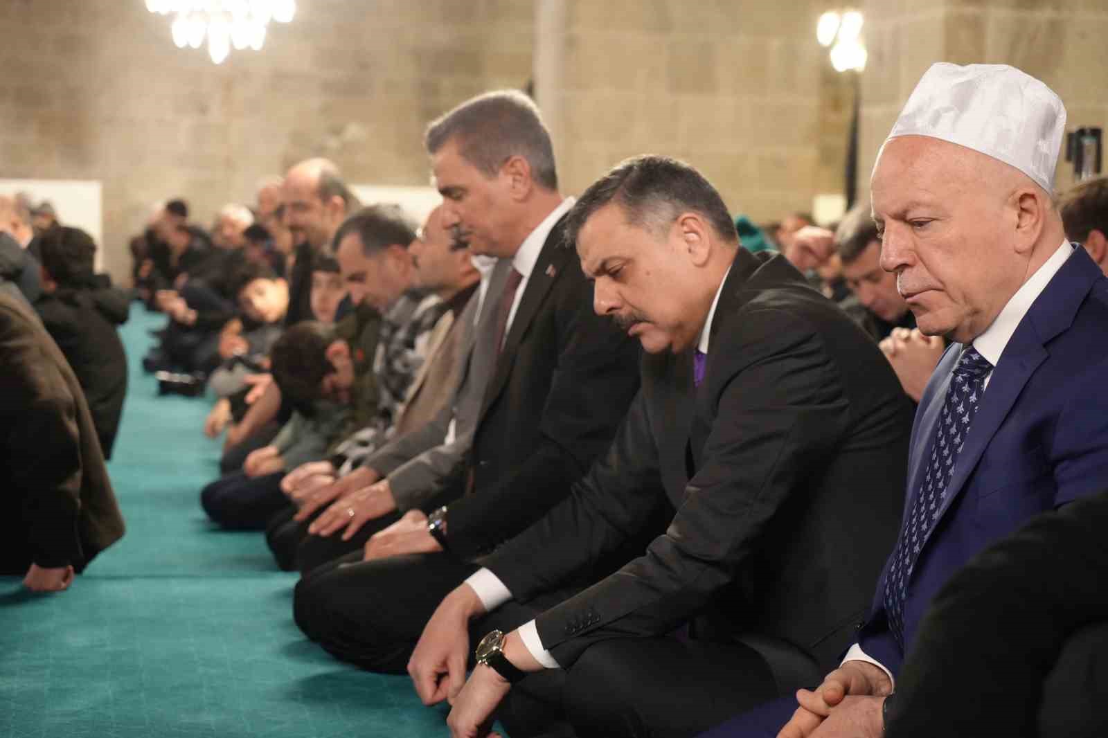 Bakan Tekin ve Çiftçi, bayram namazını Erzurum’da kıldı
