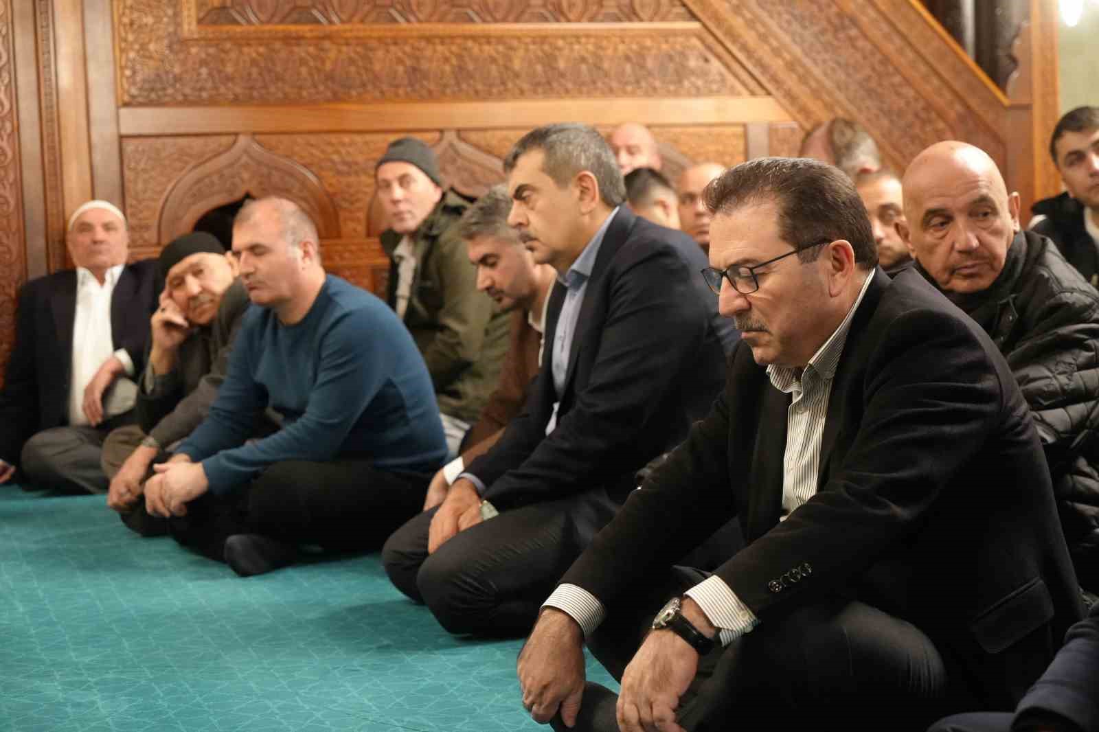 Bakan Tekin ve Çiftçi, bayram namazını Erzurum’da kıldı
