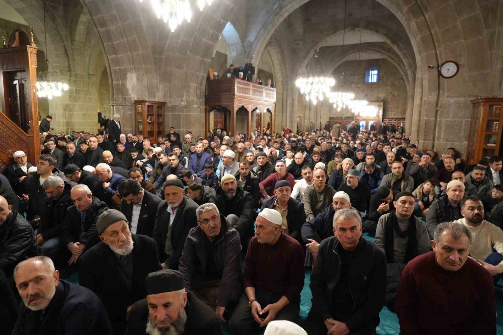 Bakan Tekin ve Çiftçi, bayram namazını Erzurum’da kıldı
