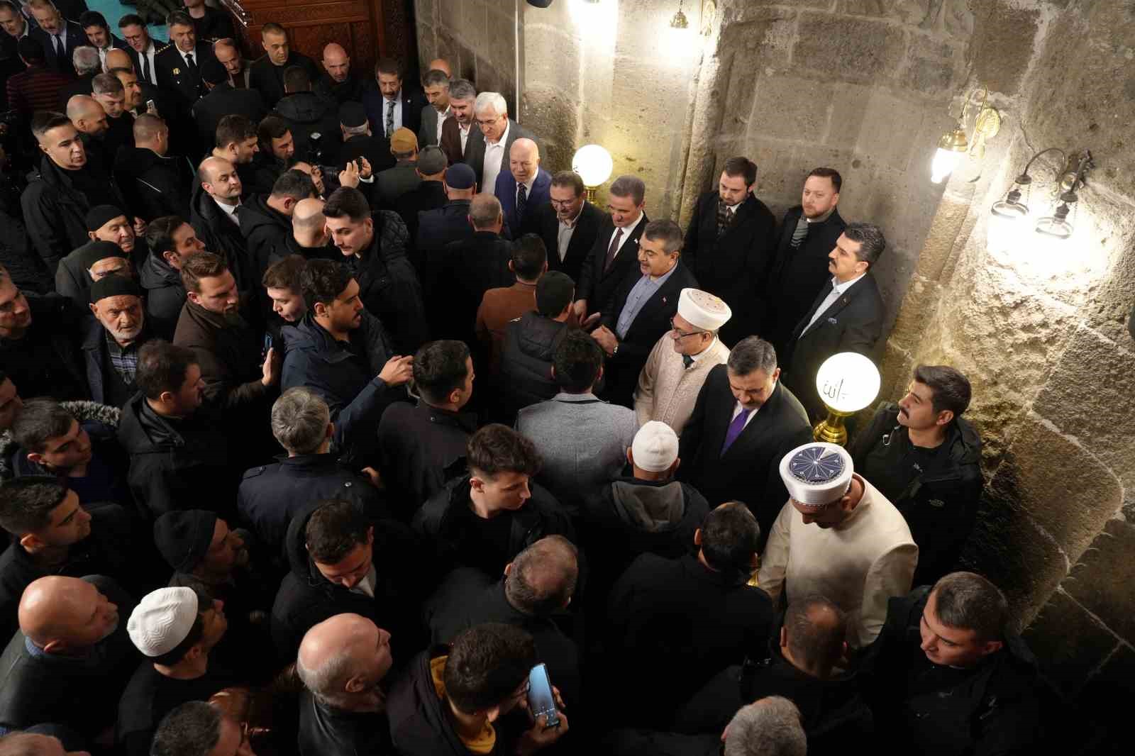 Bakan Tekin ve Çiftçi, bayram namazını Erzurum’da kıldı
