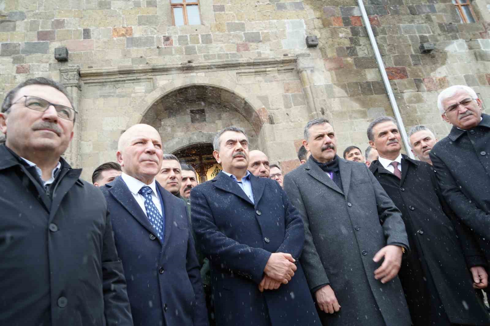 Bakan Tekin ve Çiftçi, bayram namazını Erzurum’da kıldı
