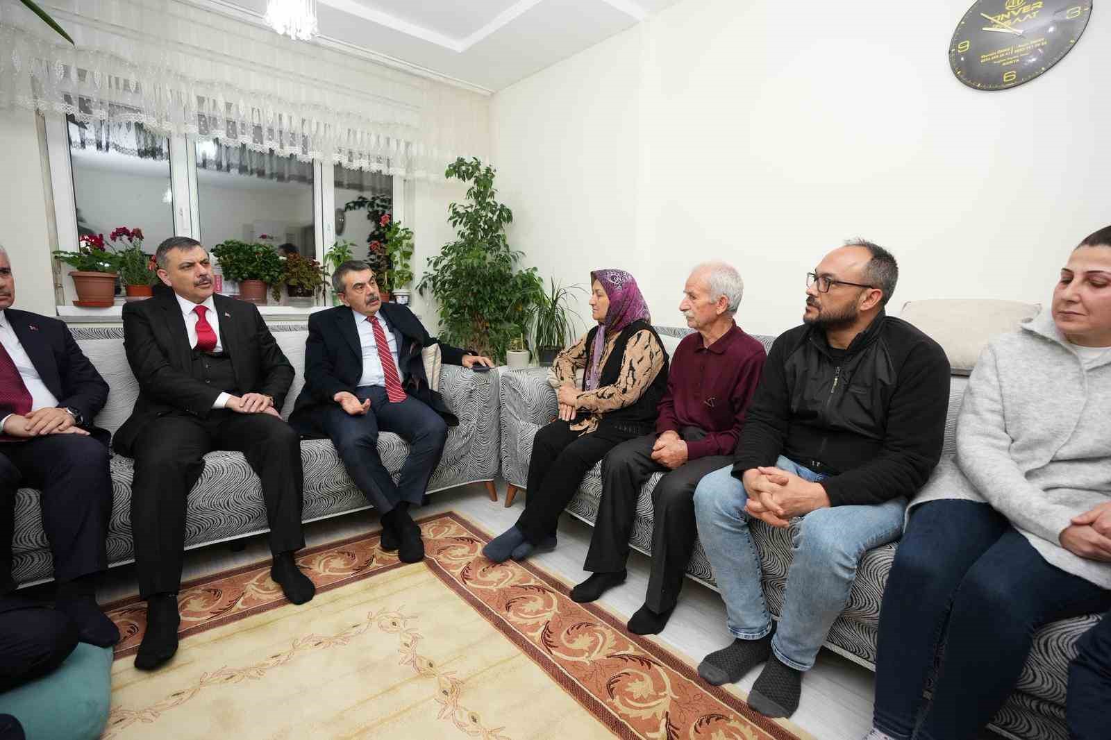 Bakan Tekin ve Çiftçi’den Fatma Nur öğretmenin ailesine taziye ziyareti
