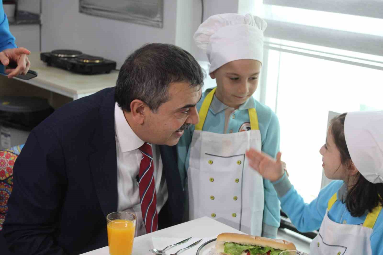 Bakan Tekin’den Aydınlı miniklere halı saha sözü
