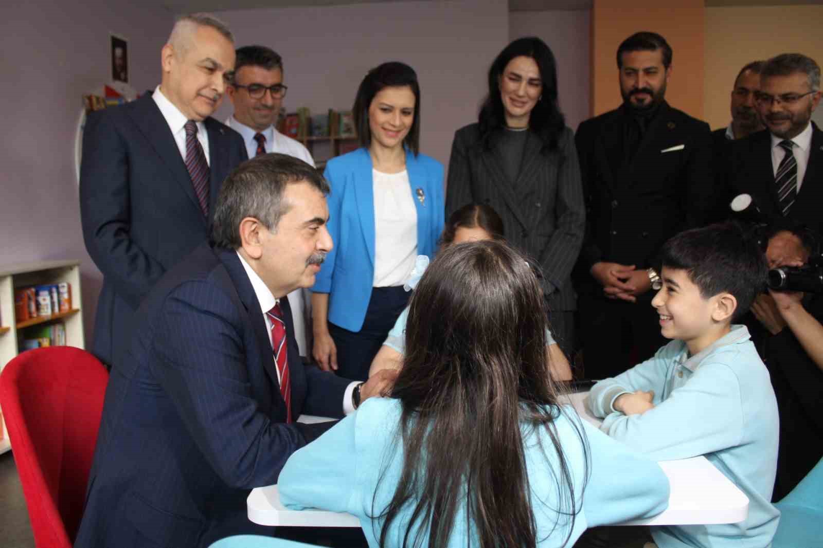 Bakan Tekin’den Aydınlı miniklere halı saha sözü
