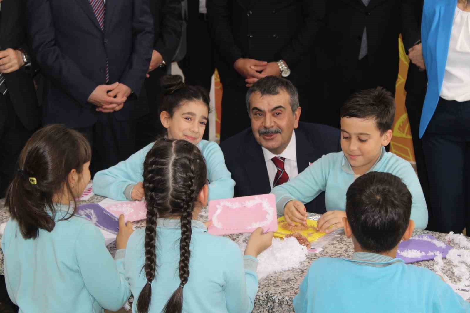 Bakan Tekin’den Aydınlı miniklere halı saha sözü
