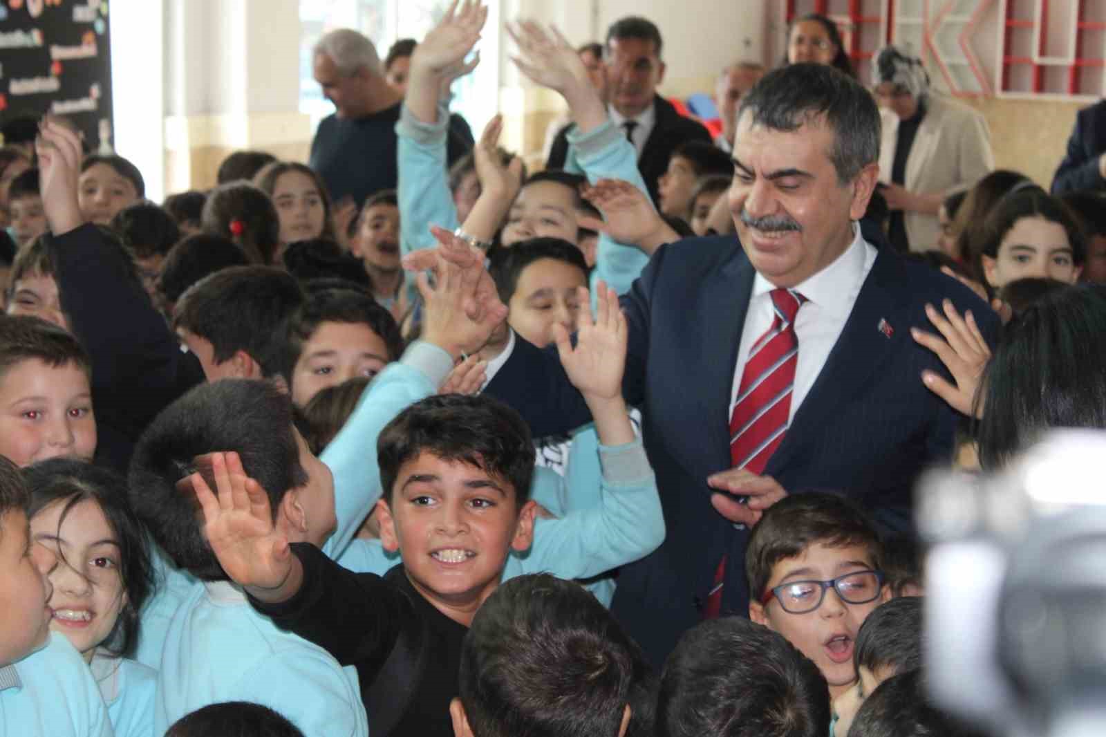 Bakan Tekin’den Aydınlı miniklere halı saha sözü
