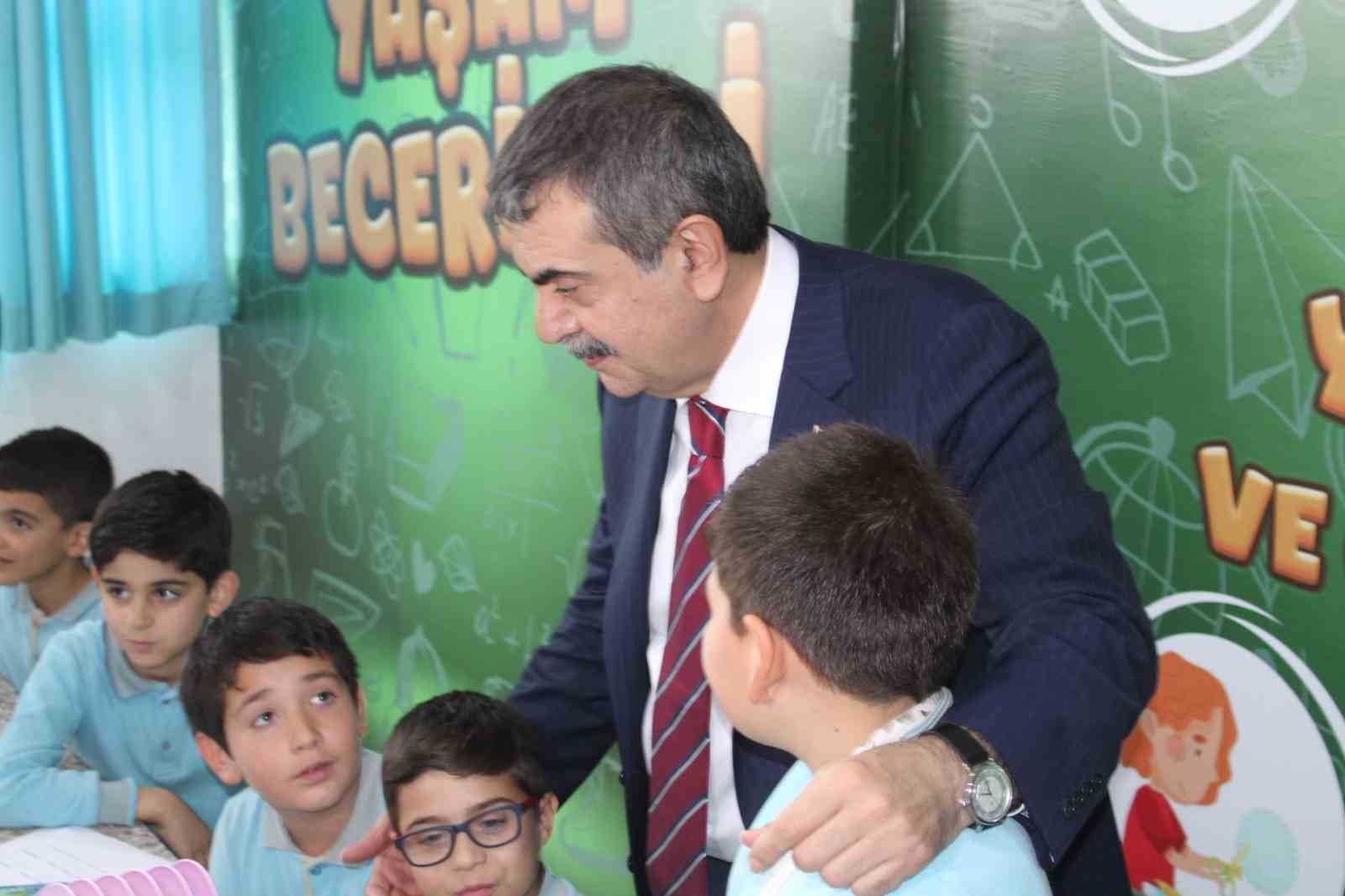 Bakan Tekin’den Aydınlı miniklere halı saha sözü
