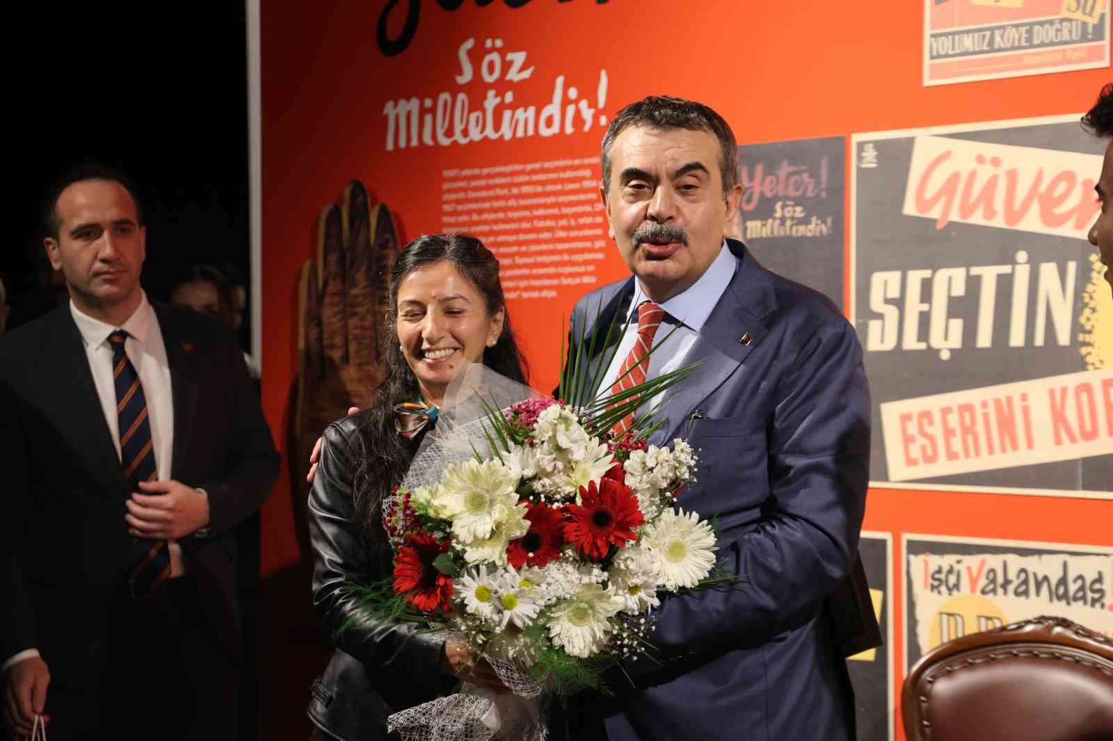 Bakan Tekin’den, Fadime öğretmene doğum günü sürprizi
