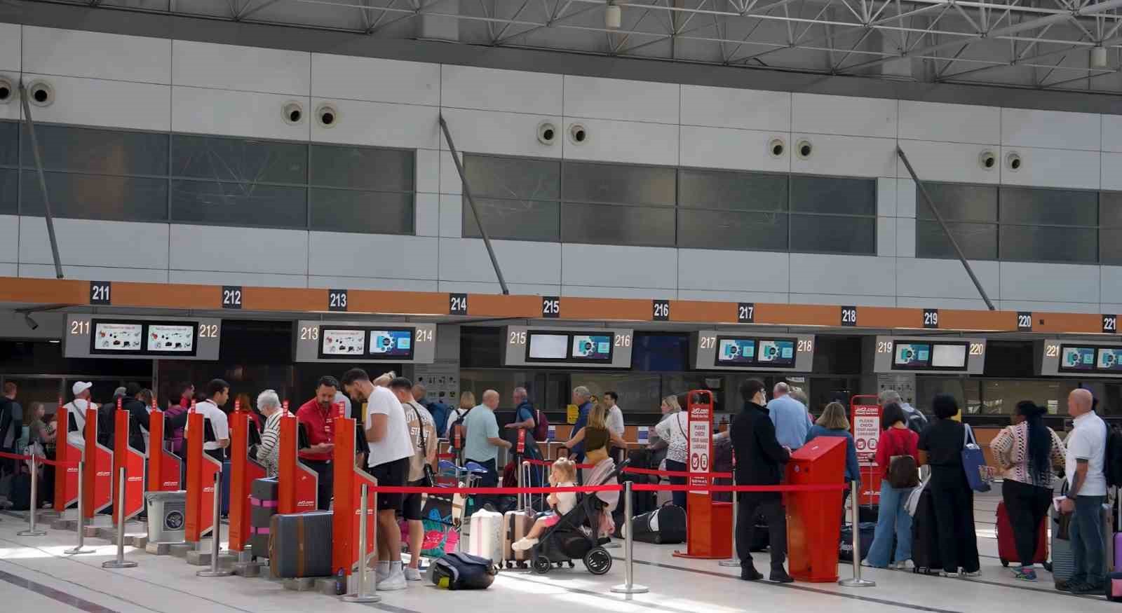 Bakan Uraloğlu: "12 aylık dönemde üst geçişler ile birlikte toplam 2 milyon 507 bin 399 uçak trafiğine ulaştık"
