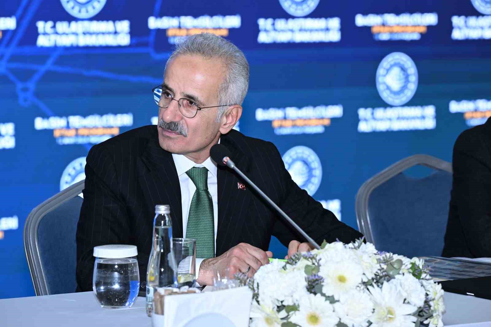 Bakan Uraloğlu: "15 yaş altındaki çocuklarımızın, gençlerimizin sosyal medya platformlarını kullanmasını istemiyoruz"
