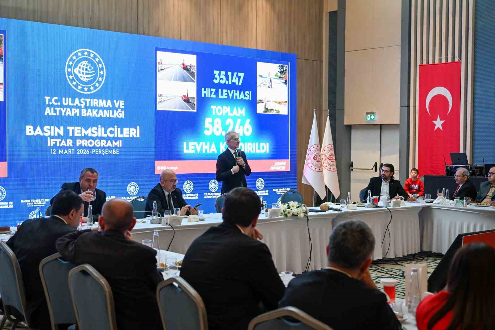 Bakan Uraloğlu: "15 yaş altındaki çocuklarımızın, gençlerimizin sosyal medya platformlarını kullanmasını istemiyoruz"
