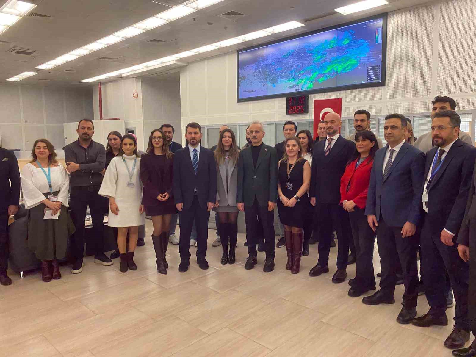 Bakan Uraloğlu: "2025 yılında üst üste 6 kez toplam trafik, 8 kez transit uçuş rekoru kırdık"
