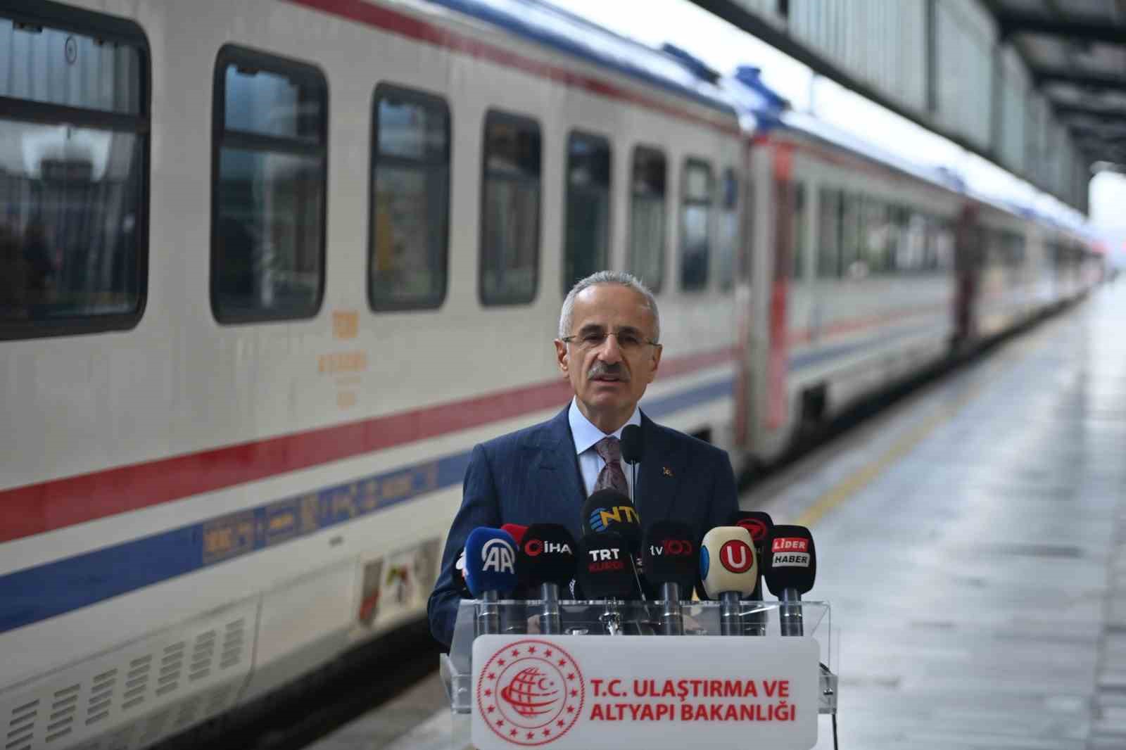 Bakan Uraloğlu: "60 Gar ve istasyonumuzu hem tarihi kimliğini koruyarak hem de modern ihtiyaçlara uygun hale getirerek yeniledik"
