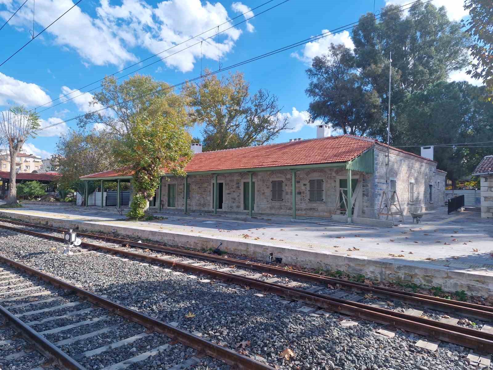 Bakan Uraloğlu: "60 Gar ve istasyonumuzu hem tarihi kimliğini koruyarak hem de modern ihtiyaçlara uygun hale getirerek yeniledik"
