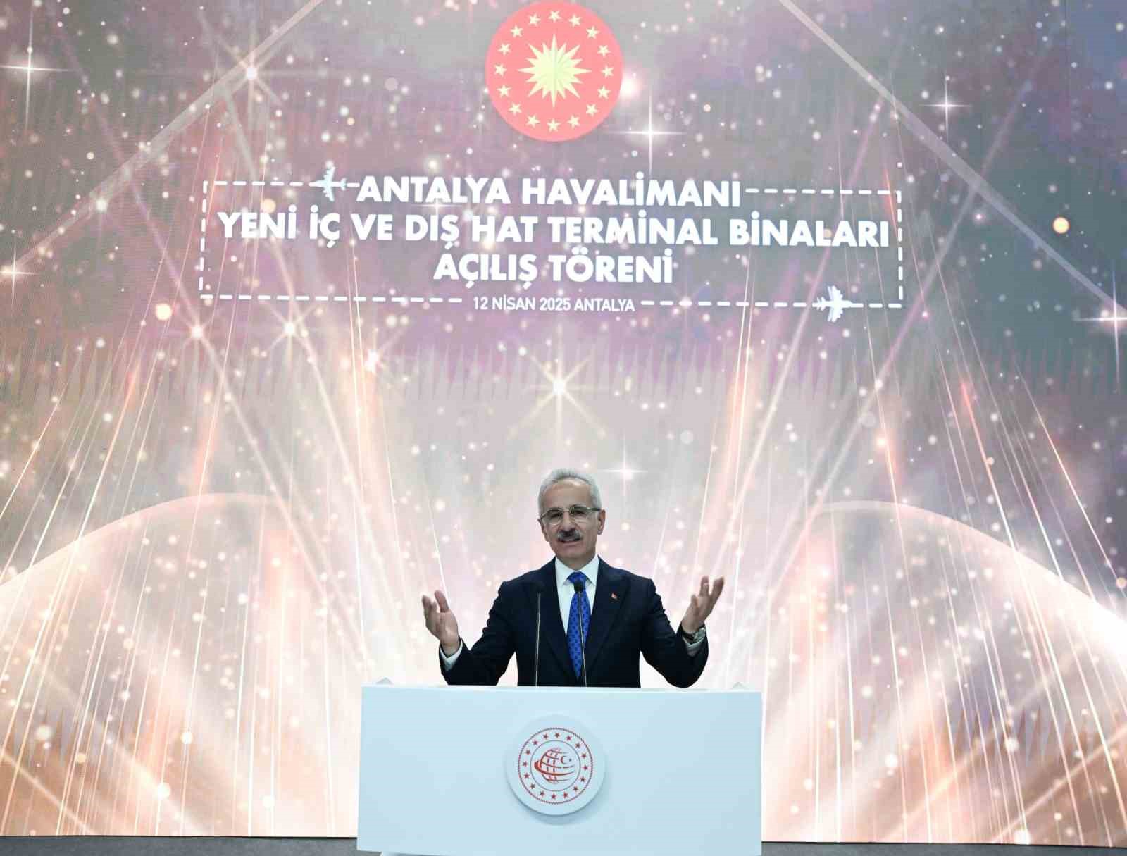 Bakan Uraloğlu: "Antalya Havalimanımızın yıllık yolcu kapasitesini 35 milyondan 82 milyona yükselttik"
