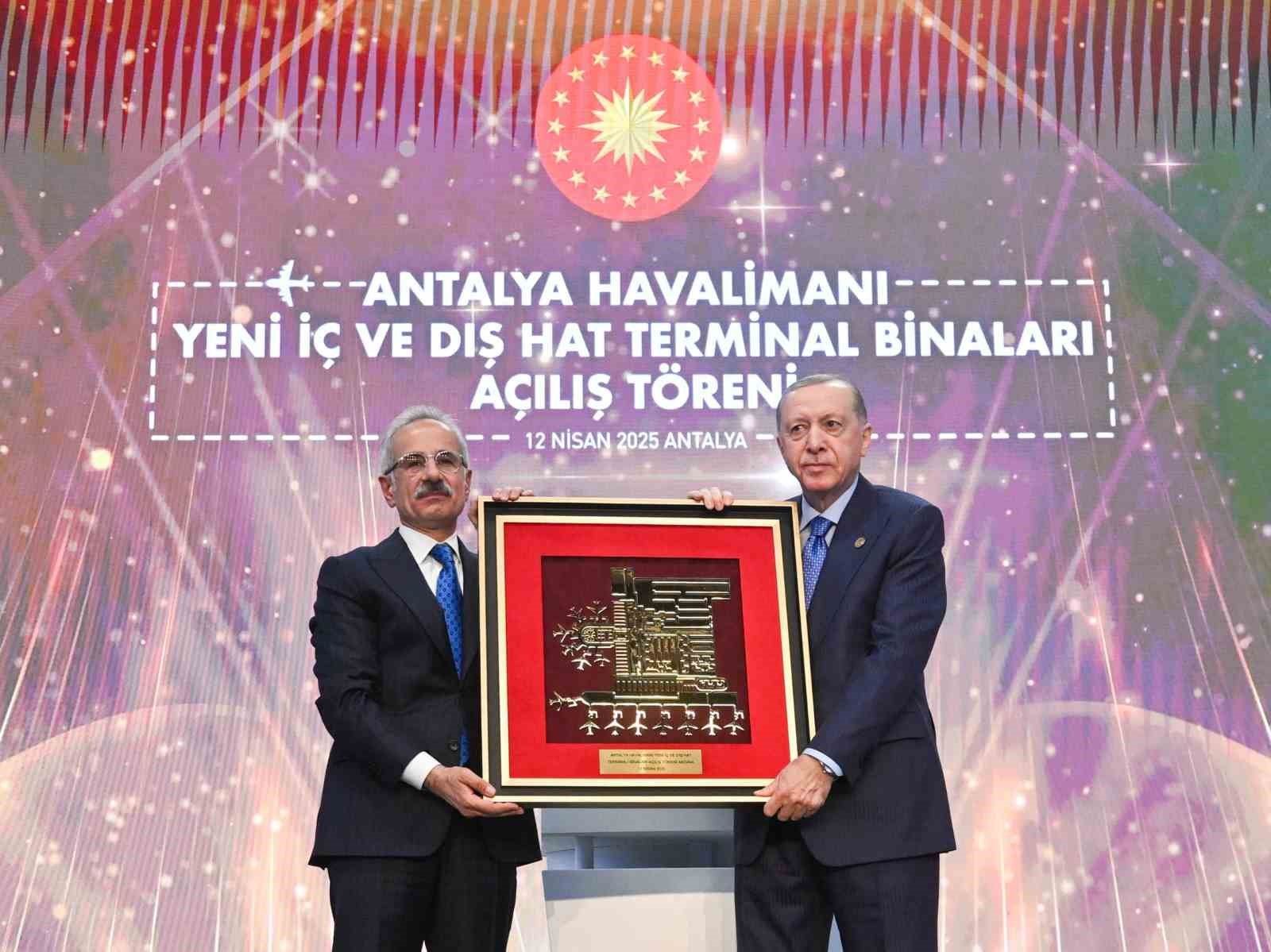 Bakan Uraloğlu: "Antalya Havalimanımızın yıllık yolcu kapasitesini 35 milyondan 82 milyona yükselttik"
