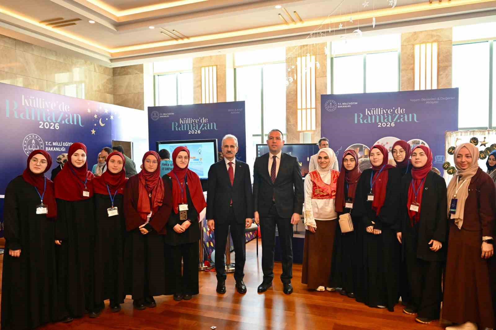 Bakan Uraloğlu: "Çocuklarımız dijital platformlarda olması gerektiği kadar olacaklar"
Bakan Uraloğlu: "Çocuklarımız dijital platformlarda olması gerektiği kadar olacaklar"