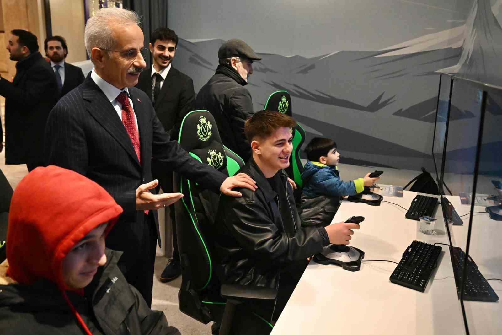 Bakan Uraloğlu: "Çocuklarımız dijital platformlarda olması gerektiği kadar olacaklar"
Bakan Uraloğlu: "Çocuklarımız dijital platformlarda olması gerektiği kadar olacaklar"