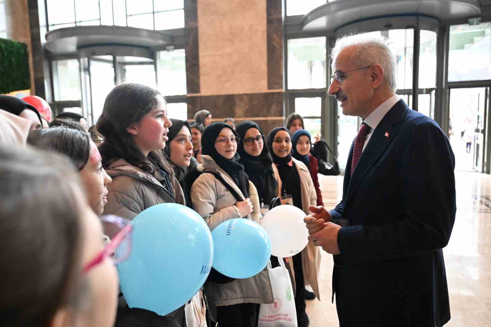 Bakan Uraloğlu: "Çocuklarımız dijital platformlarda olması gerektiği kadar olacaklar"
Bakan Uraloğlu: "Çocuklarımız dijital platformlarda olması gerektiği kadar olacaklar"